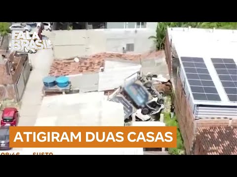 Caminhões caem de garagem e atingem casas em Olinda