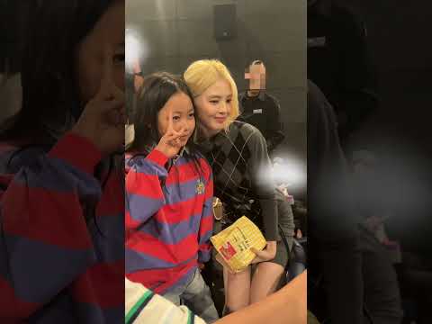 <strong>한소희</strong> 배우님😊 영화 인턴 무대인사에서 6년만에 만난 로니를 관객들에게 소개시켜주셨어요😆  #<strong>한소희</strong> #인턴 #영화 #무대인사 #최민식 #인턴무대인사 #부부의세계 #제니