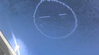 Un avion dibujando carita feliz en el cielo YouTube