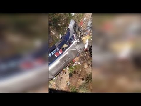 Al menos 16 muertos y 27 heridos al caer un autobús de un viaducto en Brasil