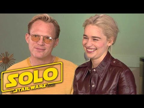 'Solo: A Star Wars Story': Emilia Clarke and Paul Bettany (Full Interview) - UCdtXPiqI2cLorKaPrfpKc4g