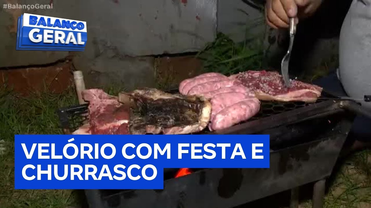 Amigos e familiares transformam velório em festa animada