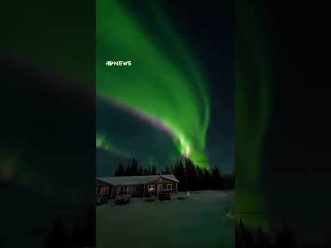 Aurora boreal ilumina o céu do Alasca em espetáculo raro #shorts