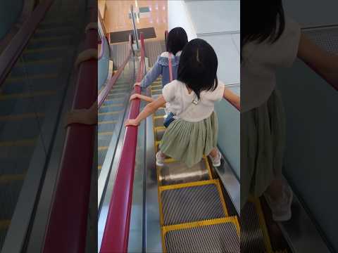 【エスカレーター】を降りた先に気になるモノがッ！の話。 #shorts #幸せな時間 #エスカレーターを楽しむ