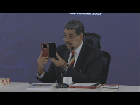 Maduro shows off phone that 'cannot be tapped,' a gift from Chinese President Xi Jinping | AFP