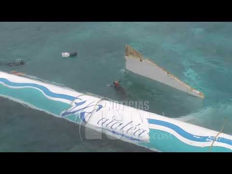 Fuertes oleajes arrastran catamarán hasta autopista Las Américas