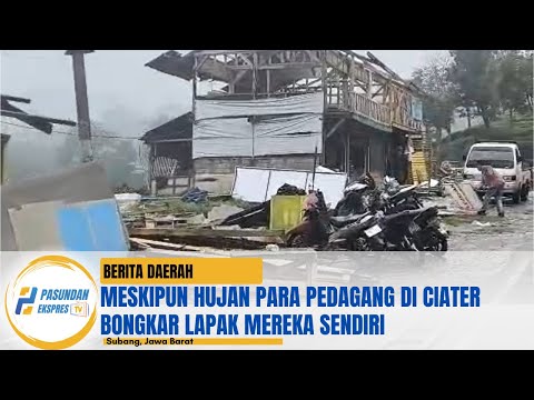 Meskipun Hujan Para Pedagang di Ciater Bongkar Lapak Mereka Sendiri