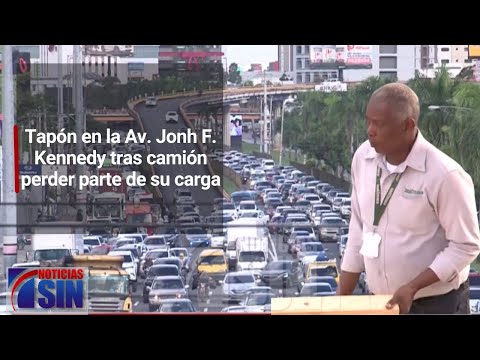 Tapón en la Av. Jonh F. Kennedy tras camión perder parte de su carga