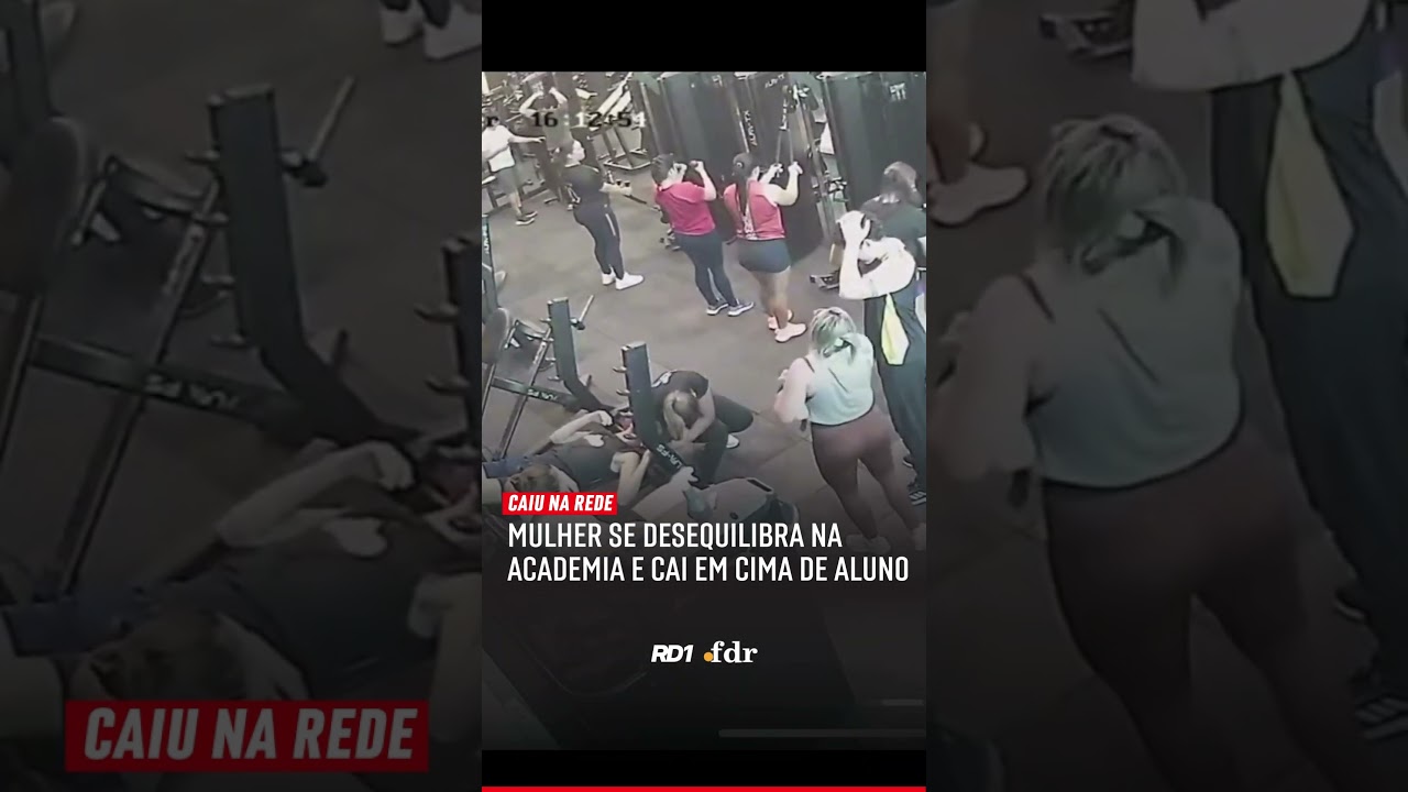 Mulher se desequilibra na academia e cai em cima de aluno