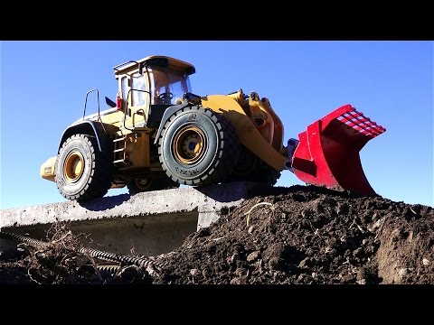 RC ADVENTURES - WiLL iT TiP? 45lb Wheel Loader Builds a Dirt Ramp - UCxcjVHL-2o3D6Q9esu05a1Q