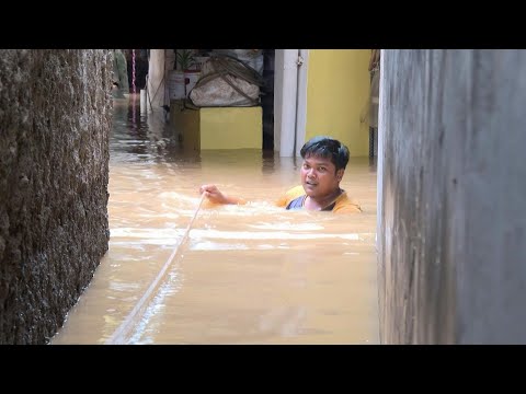 Flooding in Jakarta leaves submerged houses and chest-deep water | AFP