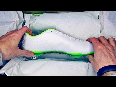 Cristiano Ronaldo Boots: Nike Mercurial Vapor IX 9 Unboxing by freekickerz - UCC9h3H-sGrvqd2otknZntsQ