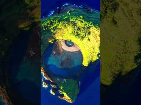 Острів-вулкан, де стрибають зі скель!🌋 #shorts #travel