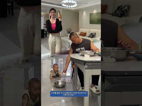 아빠가 아기 밥 먹여주는 모습 정말 재미있어요~/It’s so fun seeing dad <strong>feed</strong> the baby~🤣