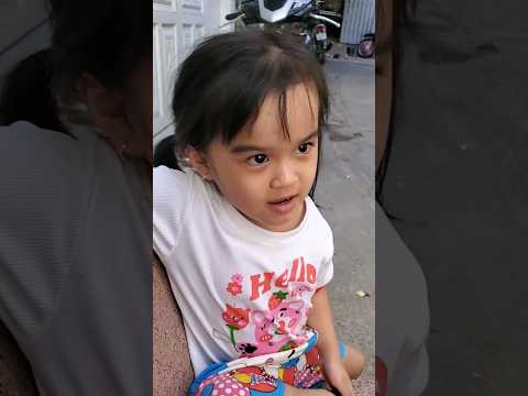 con bé lại thông báo cái gì nữa đây.cứu tôi với mọi người ơi