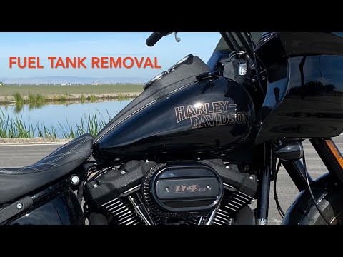 Demontage des Benzintanks der Harley Davidson Softail