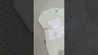 6989 macacão em plush com abertura total na frente com botões de pressão na cor bege