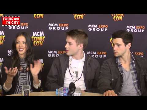 Falling Skies Cast Talk Season 4 - Seychelle Gabriel, Drew Roy, Connor Jessup & Colin Cunningham - UCS5C4dC1Vc3EzgeDO-Wu3Mg