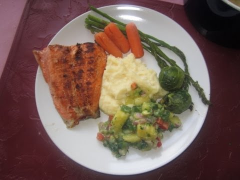 Salmon a la parrilla con salsa tropical y puree de papas - UCIRNADSE7zTt6_MshDlnZSA