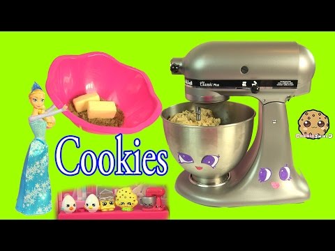 Queen Elsa from Disney Frozen Makes Homemade Chocolate Chip Cookies - Cookieswirlc Video - UCelMeixAOTs2OQAAi9wU8-g