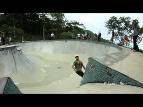 Young and old skate the bowl in Brazil - Clip 1 - Red Bull Skate Generation - UCblfuW_4rakIf2h6aqANefA