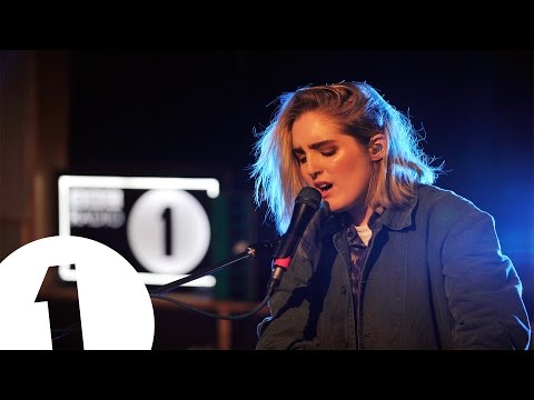 Shura - Indecision (Live at the Future Festival 2015) - UC-FQUIVQ-bZiefzBiQAa8Fw