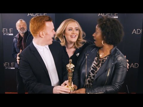 Watch Adele Adorably Photobomb Fans: Their Reactions are AMAZING - UCdtXPiqI2cLorKaPrfpKc4g