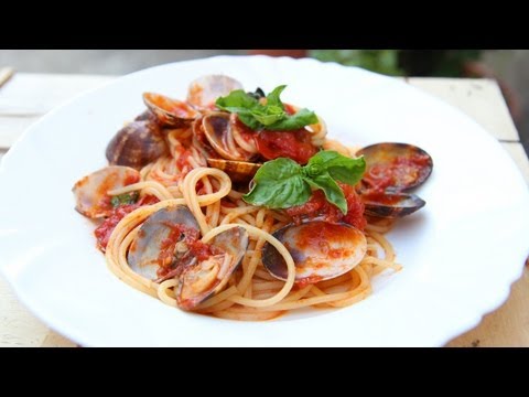 Nonna's Spaghetti with Clams Recipe - Laura Vitale - Laura in the Kitchen Episode 631 - UCNbngWUqL2eqRw12yAwcICg