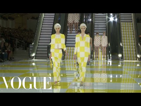 Louis Vuitton Ready to Wear Spring 2013 Vogue Fashion Week Runway Show - UCRXiA3h1no_PFkb1JCP0yMA