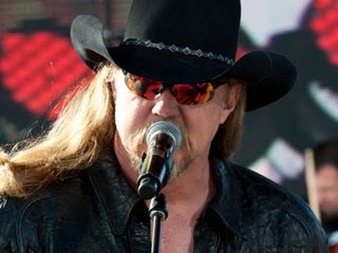 Trace Adkins performs "Cowboy's Back in Town" - UCJ5v_MCY6GNUBTO8-D3XoAg