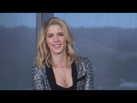 EXCLUSIVE: ‘Arrow’ Star Emily Bett Rickards Dishes on Oliver and Felicity’s Holiday Future! - UCdtXPiqI2cLorKaPrfpKc4g