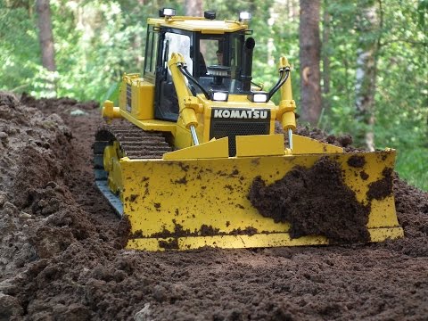 Best of RC Dozer KOMATSU D65WX-17 pushing hard soil - UCiEqmyQy5AlAEo3kE4G-1sw