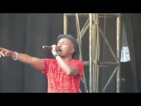 SOPRANO - Ils nous connaissent pas (Live)