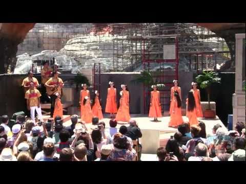 Hawaiian song & dance Disney Aulani preview presentation at Disney California Adventure - UCYdNtGaJkrtn04tmsmRrWlw