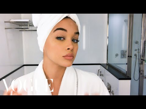 Model Jasmine Sanders’s Golden Barbie Beauty Tutorial | Vogue - UCRXiA3h1no_PFkb1JCP0yMA