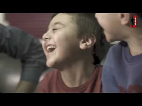 كل كلمة يسمعها يحكيها