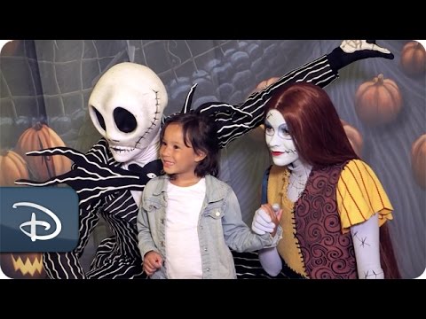 Decorating Disney Ships for Halloween on the High Seas | Disney Cruise Line - UC1xwwLwm6WSMbUn_Tp597hQ