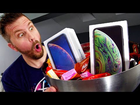 I Gave Out $1000 iPhone XS for Halloween! Reactions Were Priceless! - UCmY5lv5l2RYGOKWKGXLmGJw