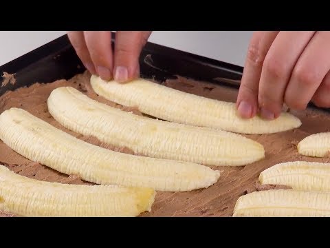 반쪽 바나나를 케이크 위 나란히 올리면... 레알 달콤 디저트!