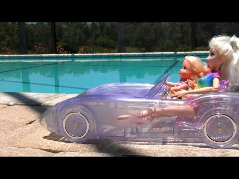 Water car ! Elsa & Anna toddlers - pool fun - Barbie dolls