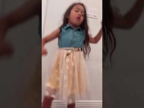 “Eu quem Merecia”❤️😍🙏🏼🙌🏼 Bella louvando e fazendo coreografia 😁🙏🏼🙌🏼