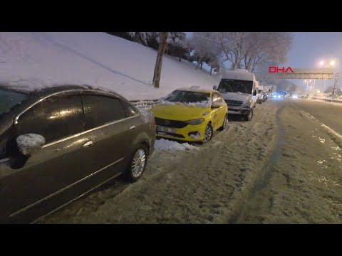 İstanbul’da Kar Yağışı Nedeniyle Çok Sayıda Sürücü Araçlarını Yol Kenarına Bırakıp Evine Yaya Gitti