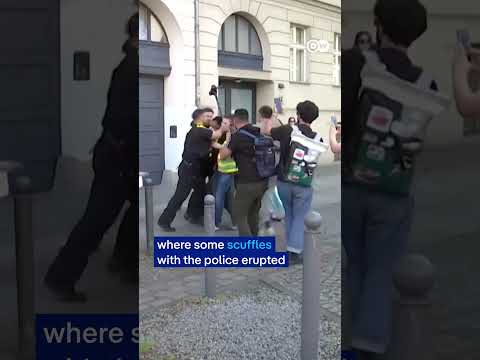 Berlin police remove pro-Palestinian activists from building | DW News