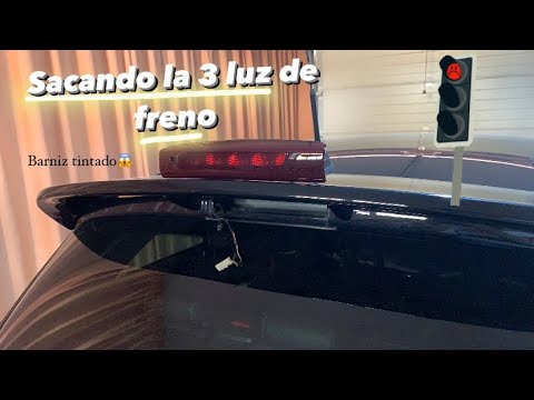 Come sostituire le lampadine del terzo stop della Opel Corsa