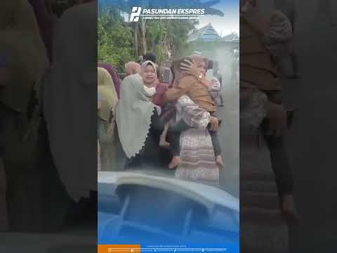 Mobil Pick Up Angkut Emak-emak, Malah Terjungkal #shortvideo #subang#subangnews #subangjawabarat