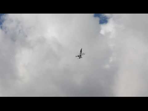 F/A-18F roars over Farnborough - UCOmcA3f_RrH6b9NmcNa4tdg