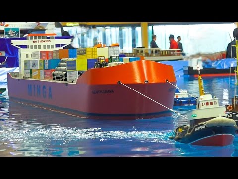 BIG SIZE XXXL RC MODEL CONTAINER SHIP IN ACTION!! *HUGE, LARGE RC BOATS, RC TUGS, RC SHIPS - UCOM2W7YxiXPtKobhrYasZDg