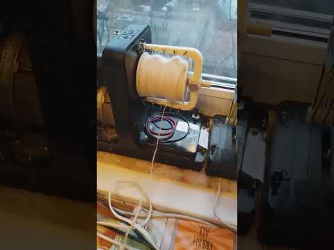 Пряду шерсть собак сразу нескольким заказчикам.