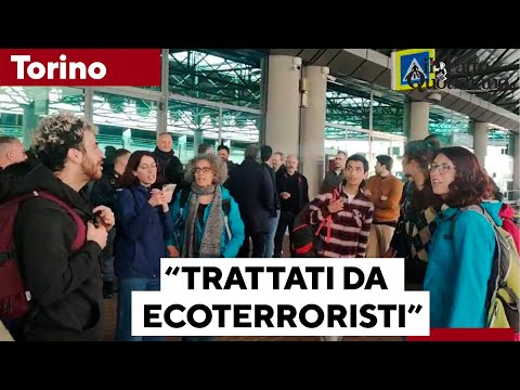 Protesta contro i jet privati, attivisti bloccati dalla polizia all'aeroporto di Torino Caselle