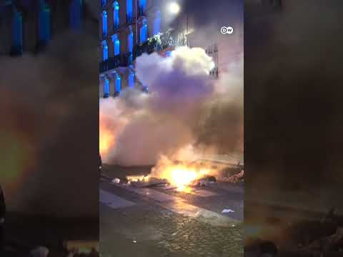 Cars torched by PSG fans in Paris | DW News